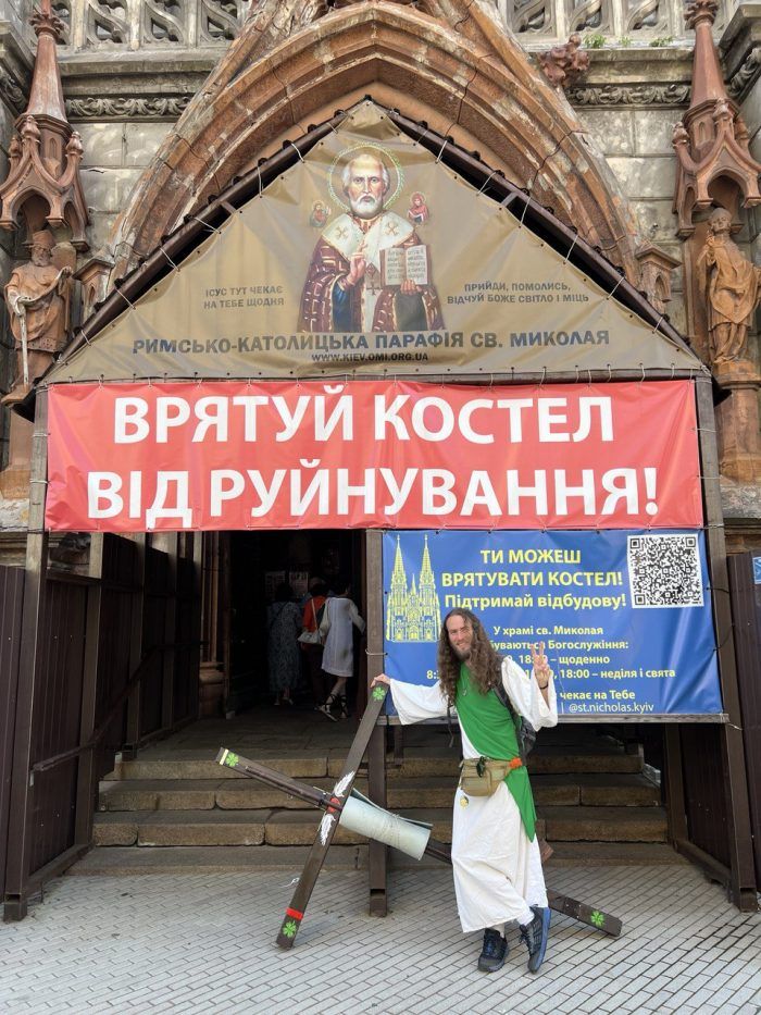 Американський паломник, що пройшов 800 км з хрестом на спині, тепер вирушить на схід України - фото 136496