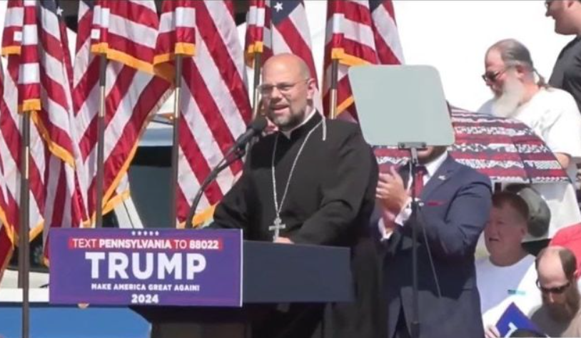 Ukrainian priest opened Trump’s campaign rally and prayed for him during assassination attempt - фото 137237