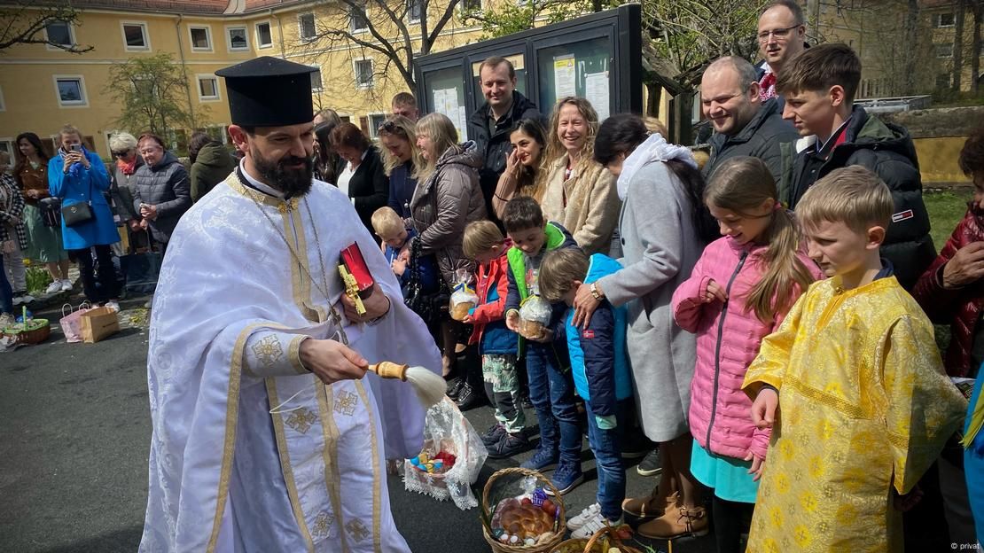 Українські православні віряни в баварському Бамберзі під час освячення великодніх кошиків - фото 137452