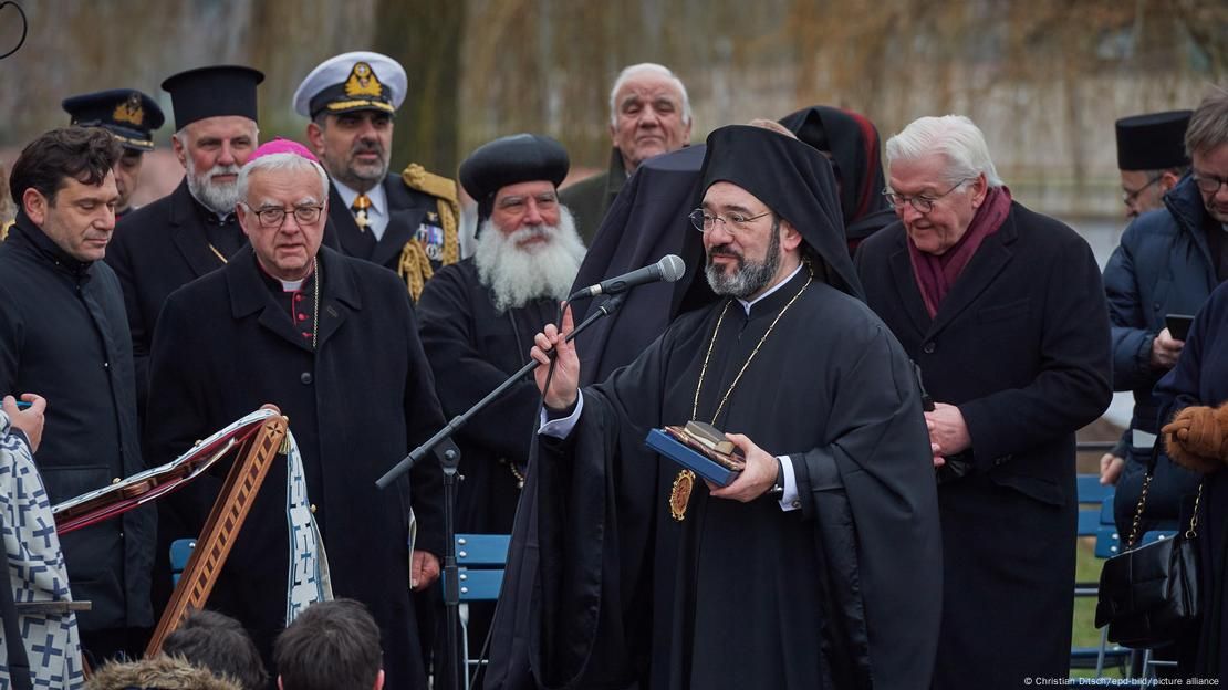 Літургія в Берліні з нагоди святкування православного Рідзва 6 січня 2024 року. Серед запрошених - федеральний президент Німеччни Штайнмаєр (на задньому плані). Перед мікрофоном - грецький православний вікарний єпископ Еммануїл Сфіакос  - фото 137453