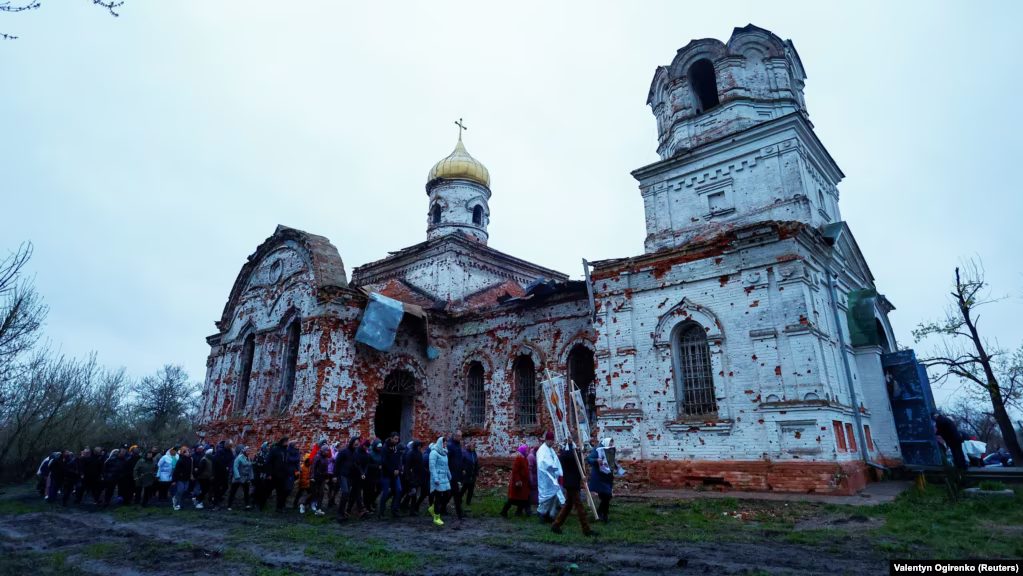 Під час святкування Великодня біля сильно пошкодженого, внаслідок масштабного вторгнення Росії, храму в селі Лукашівка Чернігівської області, 16 квітня 2023 року - фото 137699