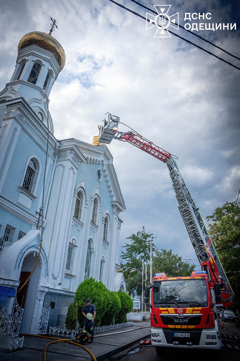 В Одесі ледь не згорів храм, з полум’ям боролись 29 рятувальників - фото 137715