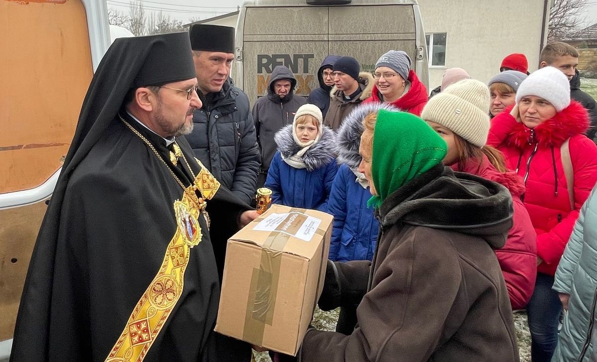 Владика Михайло Бубній, екзарх Одеський, роздає продуктові набори від Патріаршої фундації «Мудра справа» - фото 137770