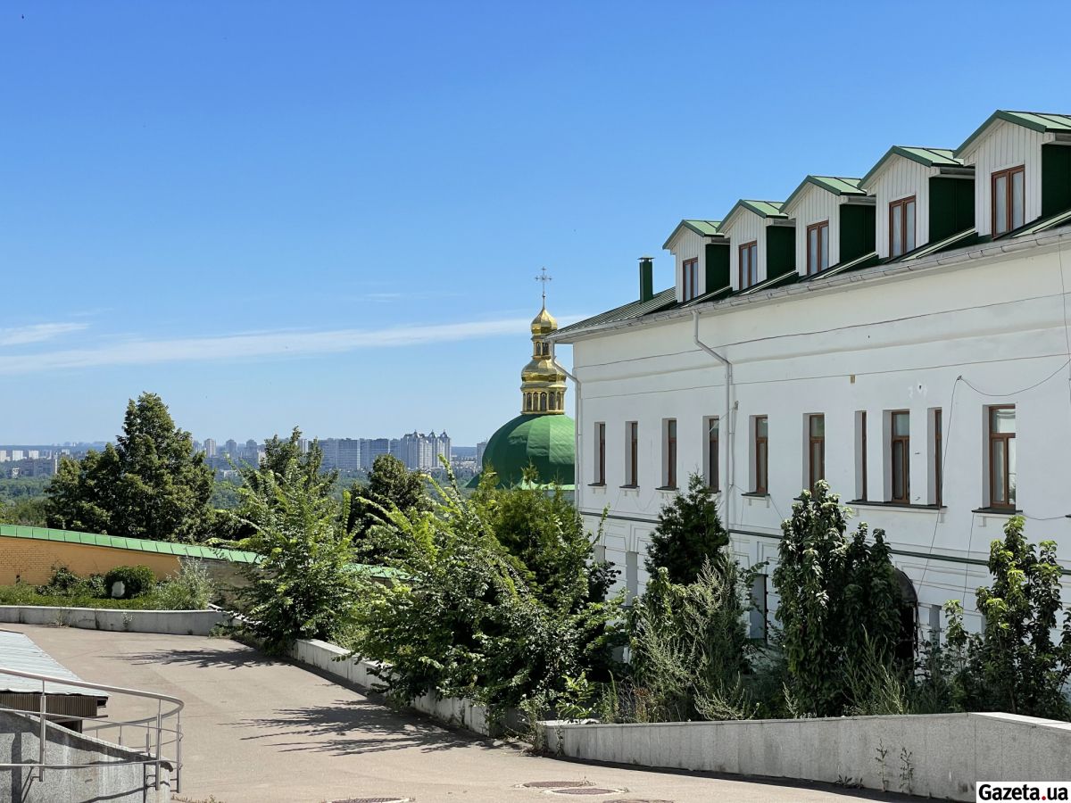 Після розірвання договору оренди з РПЦвУ Мінкульт розпорядився утворити робочі групи з інвентаризації майна. Вони виявили численні порушення, зокрема незаконні новобудови, пошкодження історичних будівель - фото 137874