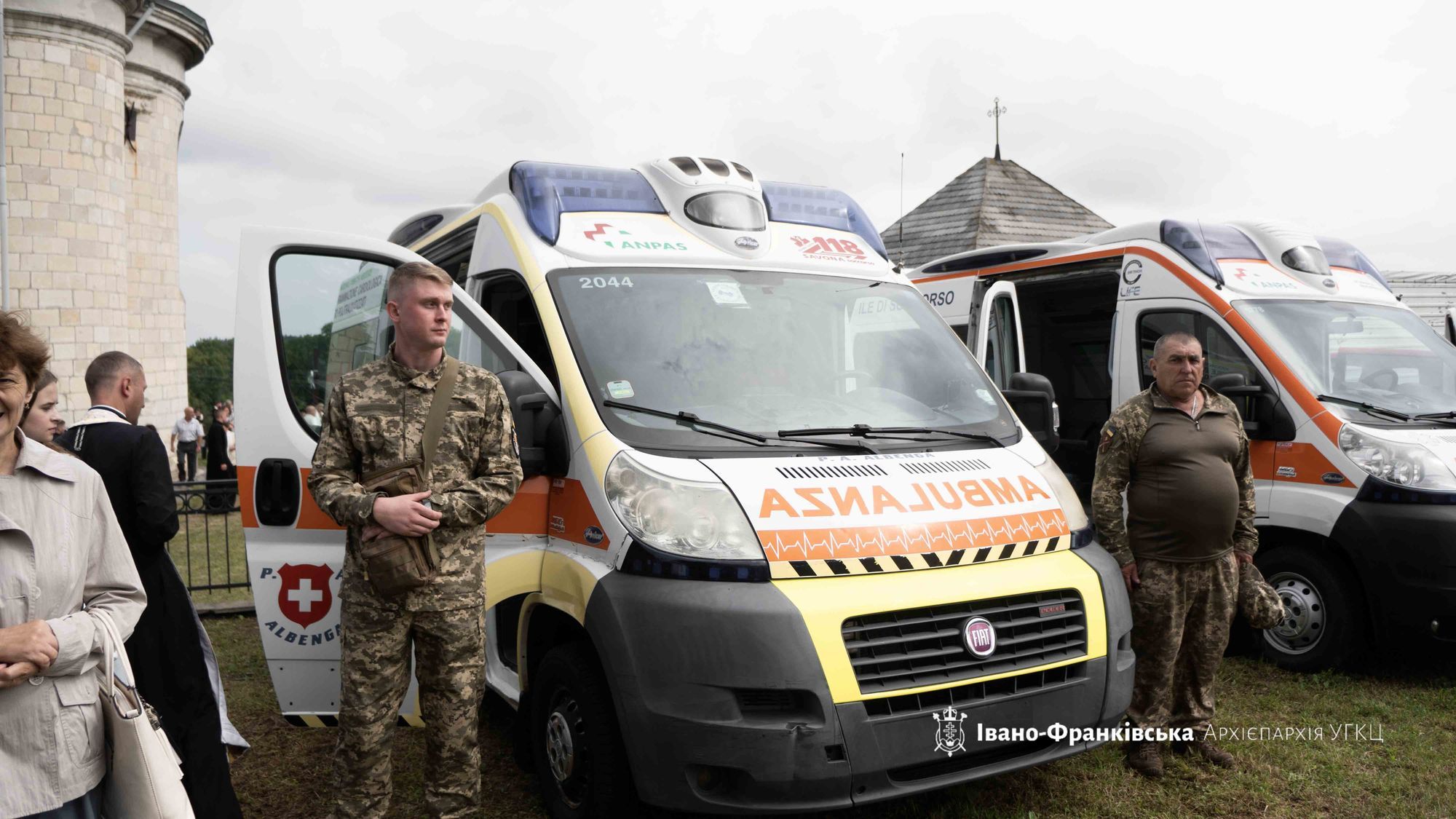 The head of the UGCC met with families of fallen Heroes of Ukraine and blessed 6 vehicles for the Armed Forces of Ukraine in Krylos - фото 138133