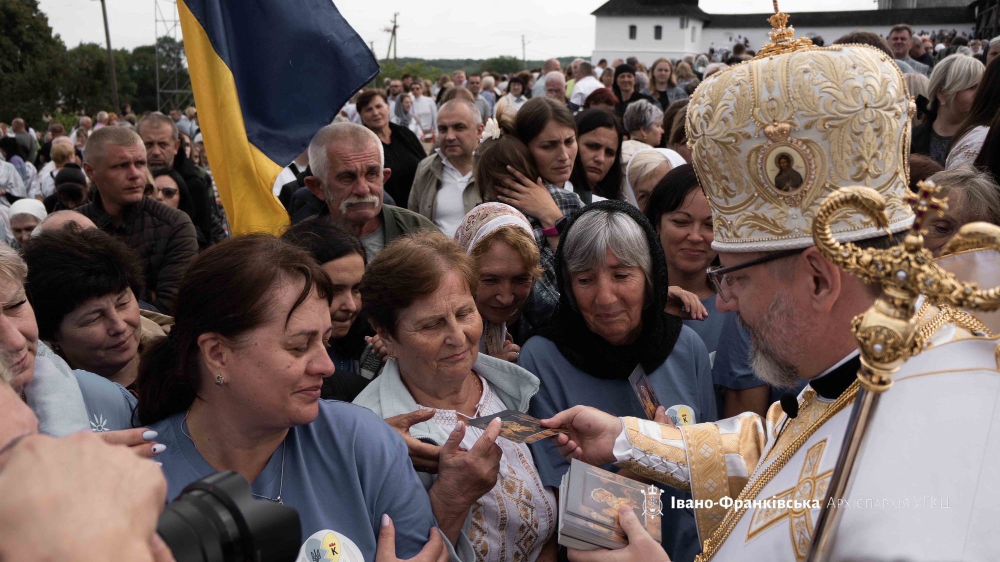 Глава УГКЦ зустрівся у Крилосі з родинами полеглих Героїв України та освятив 6 автівок для ЗСУ - фото 138134