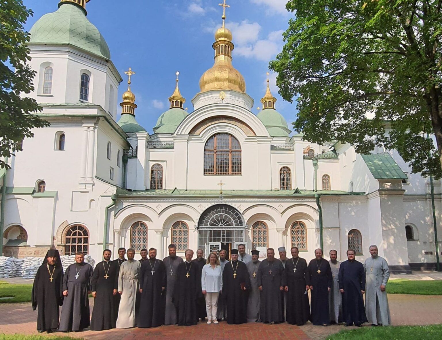 Участники первой встречи братства. В центре — Олена Богдан, председательница Государственной службы по этнополитике и свободе совести - фото 138893