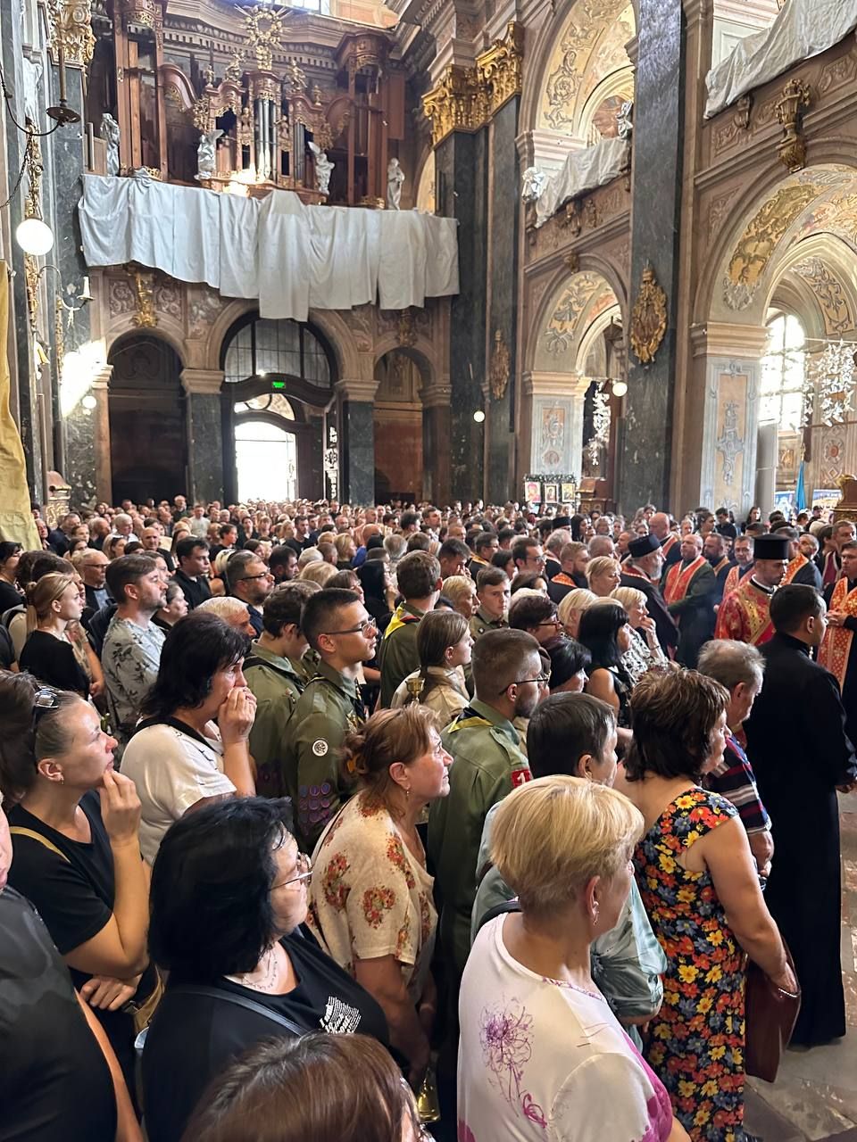 У Гарнізонному храмі Львова попрощалися з сім'єю Базилевичів, яка загинула внаслідок російської атаки - фото 139619