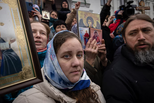 UOC parishioners pray and block Ukrainian officials from entering and expelling priests from the Kyiv-Pechersk Lavra monastery in March 2023. - фото 139738