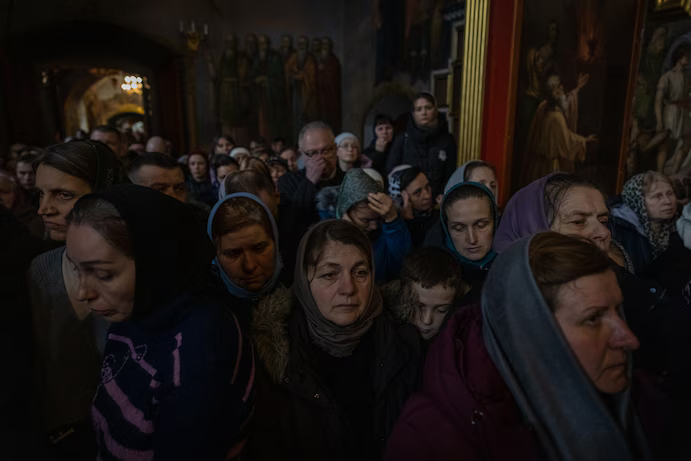 Ukrainian Orthodox Church parishioners pray at the Kyiv-Pechersk Lavra monastery in March 2023. - фото 139740