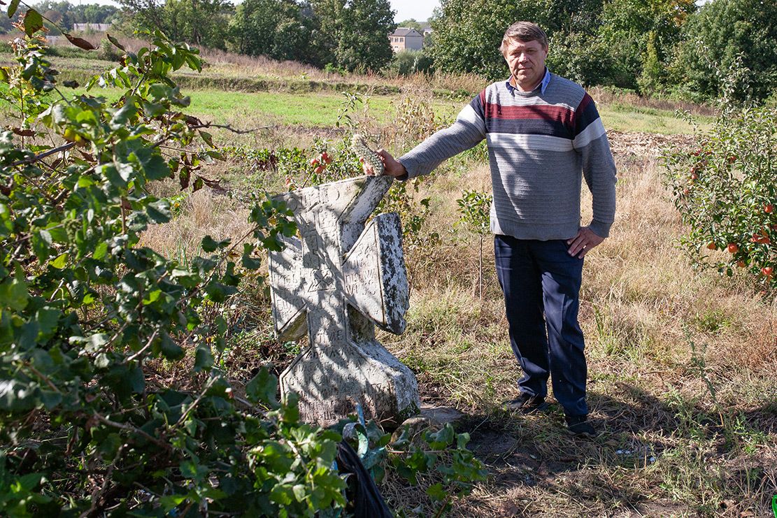 Один із найактивніших учасників проекту «Могили предків», ветеран АТО Валентин Нищий демонструє що вийшло, як хрест відчистили. На жаль, як було «до», автор забувся сфотографувати - фото 140347