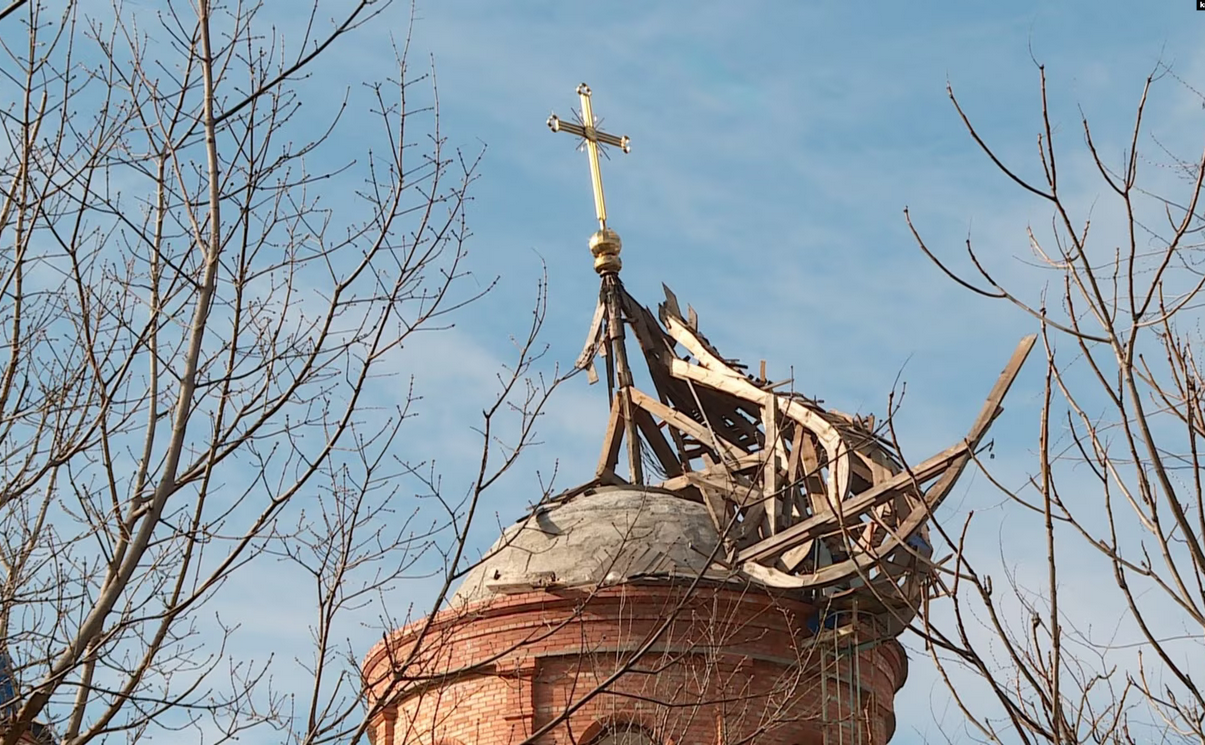 Зруйнований купол церкви у центрі прифронтового міста Оріхів - фото 140411