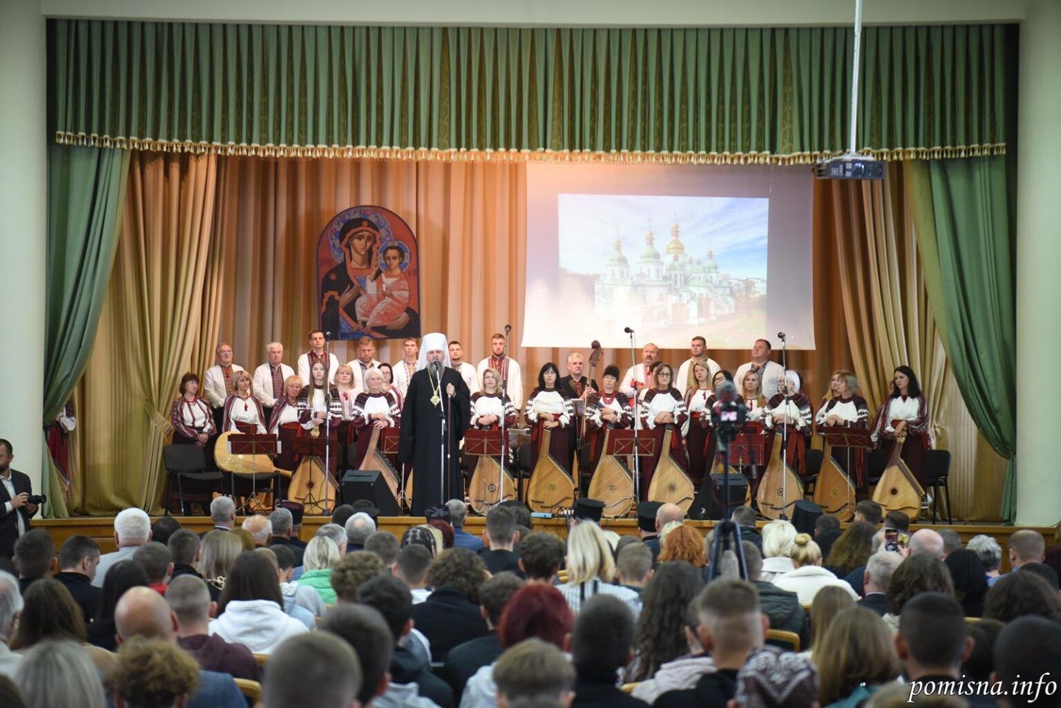 Предстоятель ПЦУ у Львові освятив скульптуру Божої Матері та зустрівся зі студентами - фото 140768