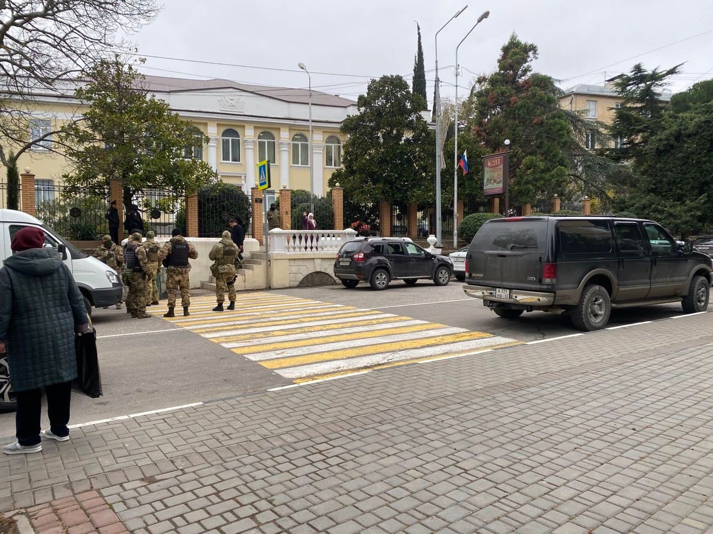 Російські силовики біля будівлі окупаційного Алуштинського суду після обшуків у будинку Вілена Усеїнова  - фото 140834