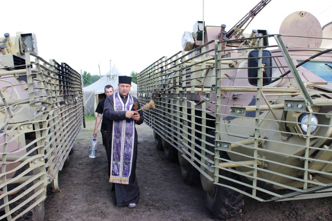 Відверте інтерв’ю зі священиком - капеланом із Сторожинця Іваном Гопко, який їздить до захисників з 2014 року: «Основній масі людей у тилу наплювати на фронт. Їм ніби немає війни» - фото 142060