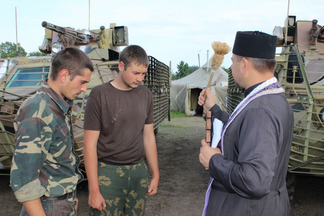 Відверте інтерв’ю зі священиком - капеланом із Сторожинця Іваном Гопко, який їздить до захисників з 2014 року: «Основній масі людей у тилу наплювати на фронт. Їм ніби немає війни» - фото 142061