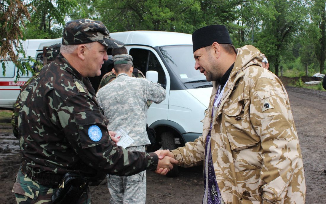 Відверте інтерв’ю зі священиком - капеланом із Сторожинця Іваном Гопко, який їздить до захисників з 2014 року: «Основній масі людей у тилу наплювати на фронт. Їм ніби немає війни» - фото 142062