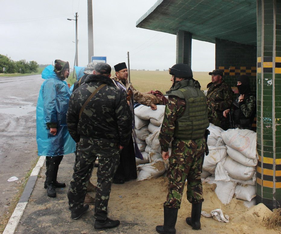 Відверте інтерв’ю зі священиком - капеланом із Сторожинця Іваном Гопко, який їздить до захисників з 2014 року: «Основній масі людей у тилу наплювати на фронт. Їм ніби немає війни» - фото 142064