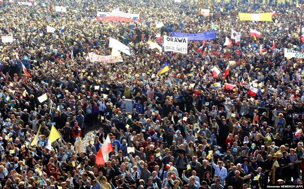 Під час зустрічі з Іваном Павлом Другим на іподромі, Львів,26 червня 2001 року - фото 142705