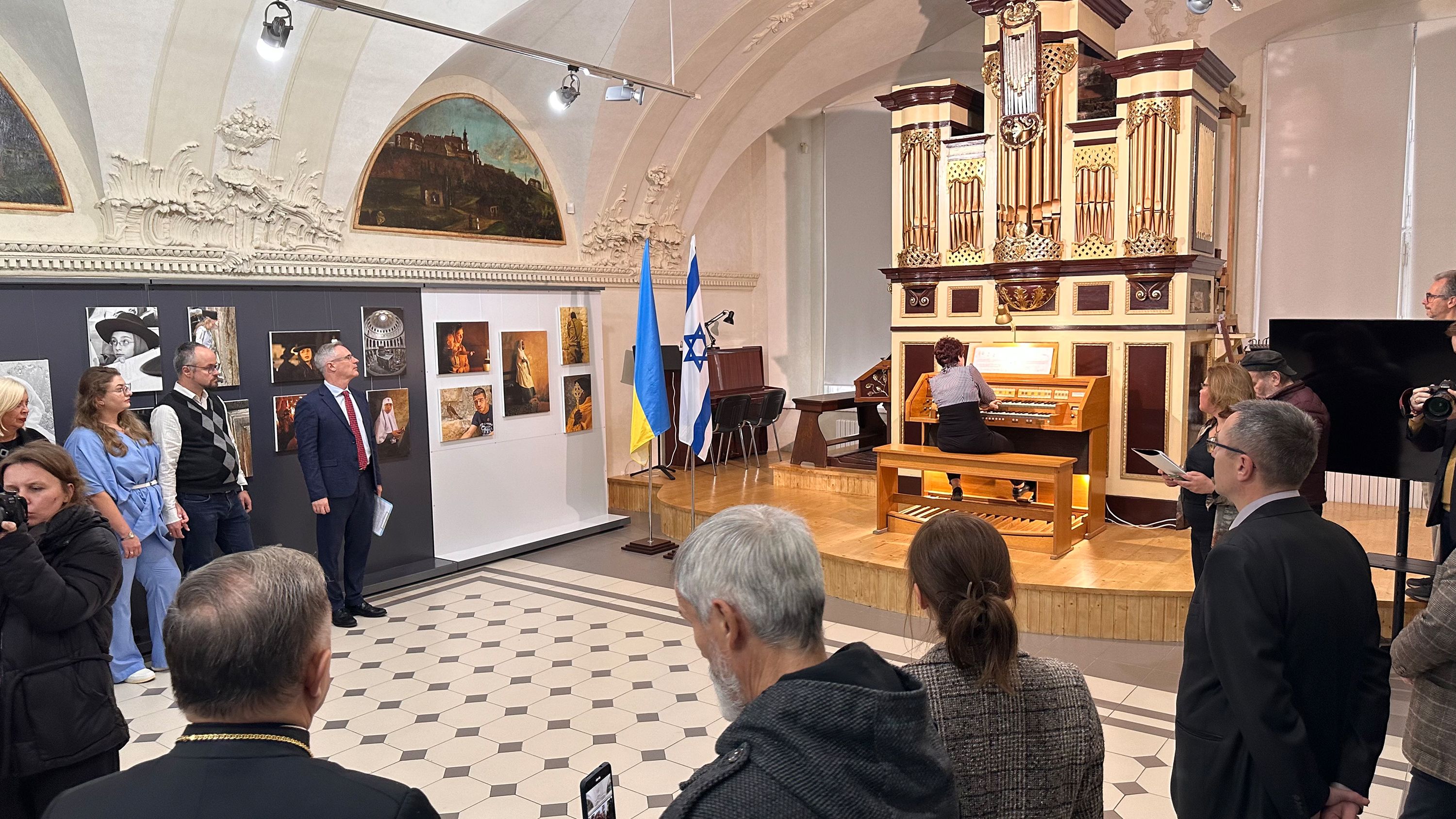 Презентація виставки розпочалася з експромту - токати Баха на органі - фото 142795