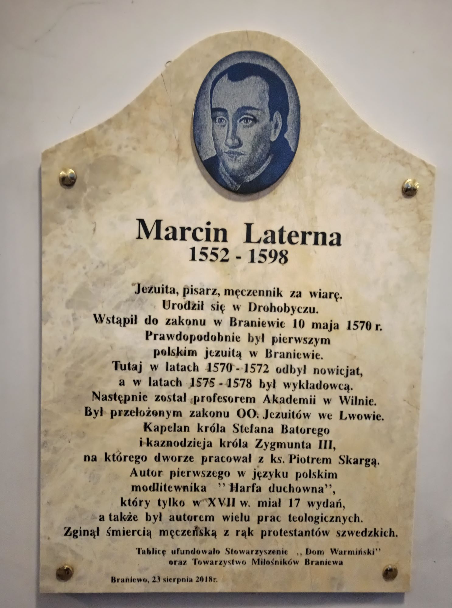 Пам’ятна дошка, відкрита у 2018 році на будівлі школи в Бранево, яку відвідував і згодом викладав Мартін Лятерна - фото 143636