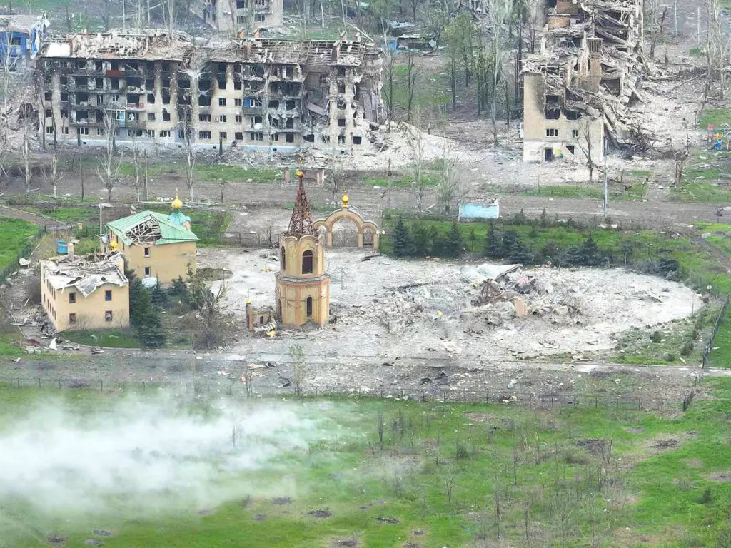 Окупанти показали фото зруйнованого Благовіщенського храму в Бахмуті - фото 143950