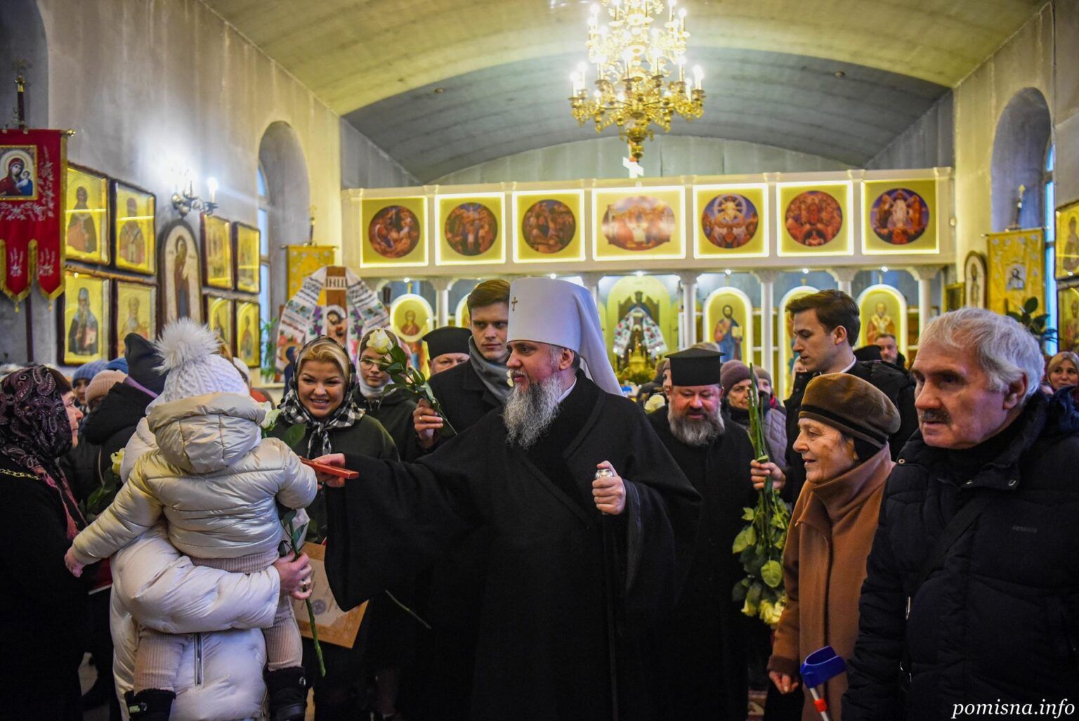 Очільник ПЦУ у Ніжині звершив літію за Тарасом Шевченком та відвідав волонтерський хаб - фото 144069