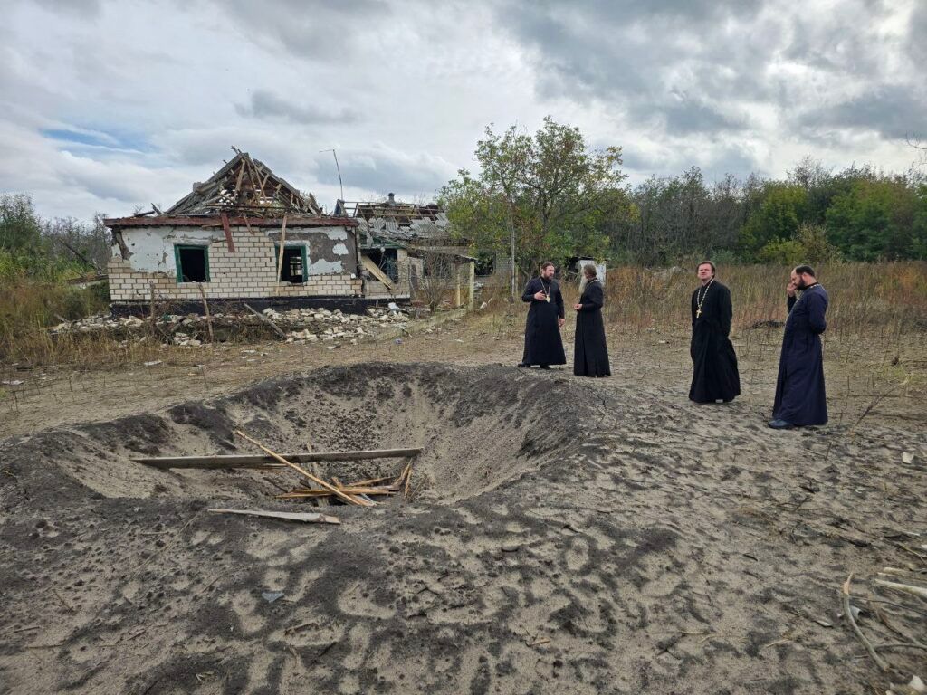 Священники Російської православної церкви в селі Велика Кардашинка, осінь 2024 року. - 144578 Священники Російської православної церкви в селі Велика Кардашинка, осінь 2024 року. - фото 144578