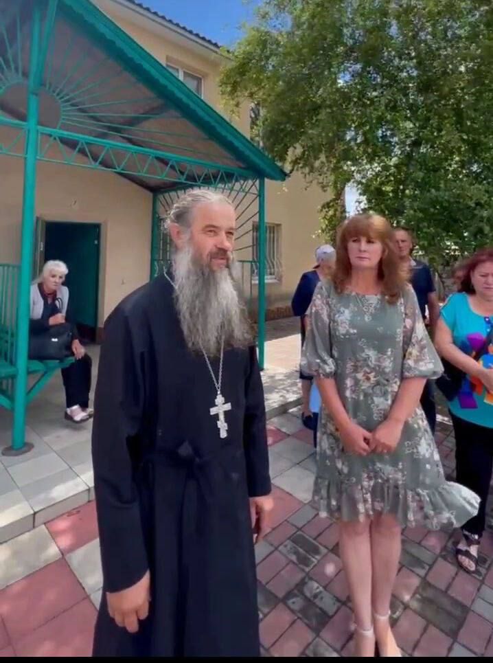Юрій Шешлаков, він же – отець Георгій з Великої Кардашинки на представленні гауляйтерки села влітку 2022 року. - 144580 Юрій Шешлаков, він же – отець Георгій з Великої Кардашинки на представленні гауляйтерки села влітку 2022 року. - фото 144580