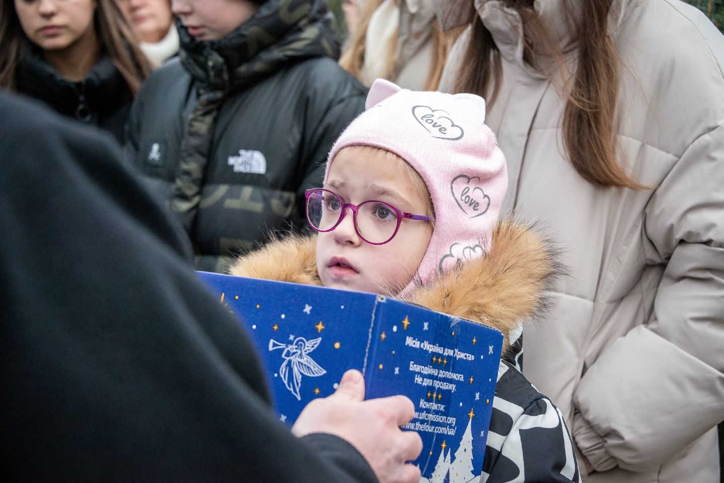 Тисячу живих ялинок та подарунки передали дітям загиблих Захисників і Захисниць у лаврі - фото 144935