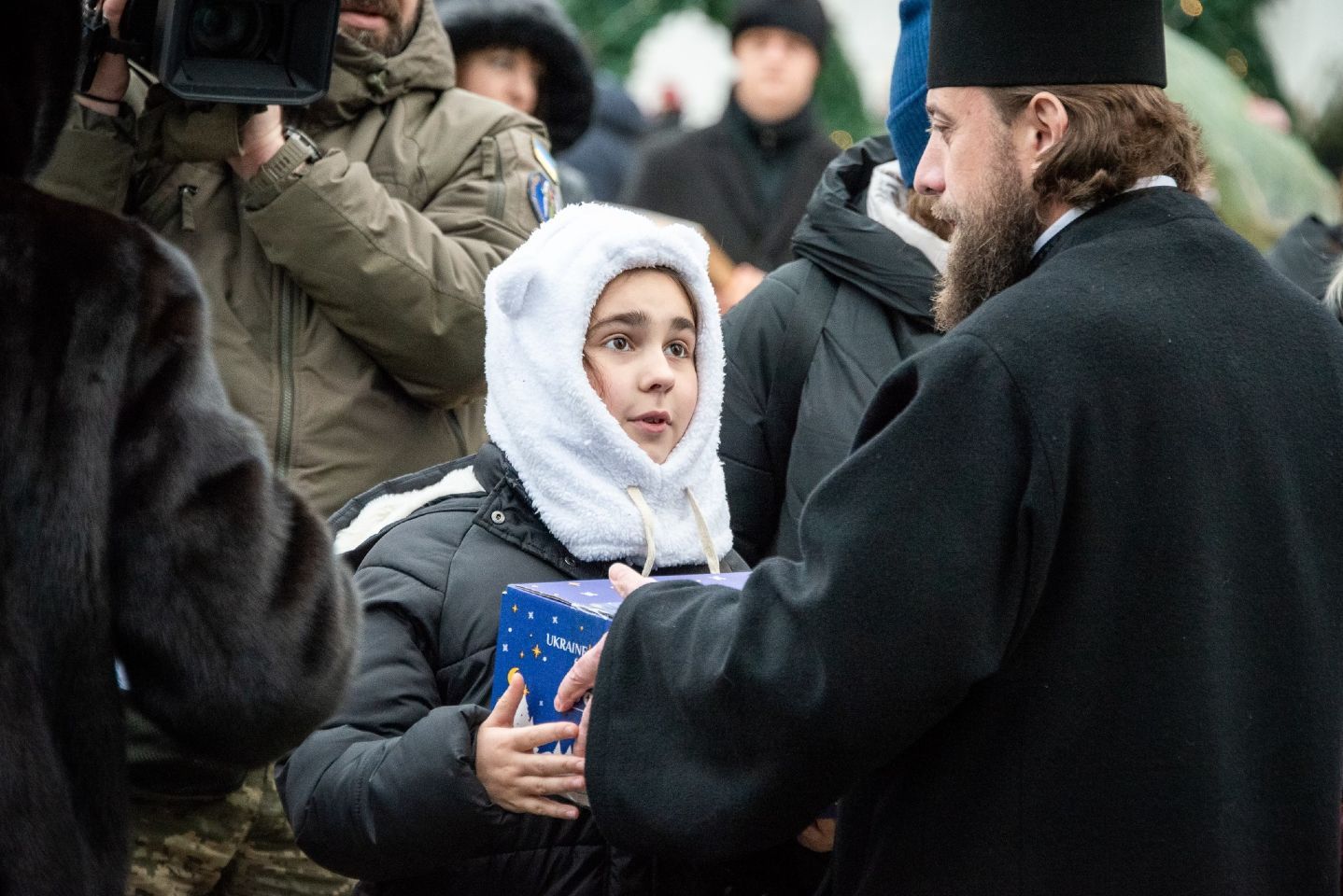 Тисячу живих ялинок та подарунки передали дітям загиблих Захисників і Захисниць у лаврі - фото 144938