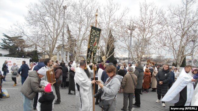 РПЦ влаштувала у Севастополі хресну ходу, на якій закликали до «перемоги» - фото 145687