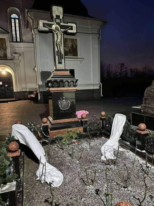 Святотатство священнослужителів УПЦ МП на могилі митрополита Володимира: слідчі не знайшли складу злочину - 145828 Святотатство священнослужителів УПЦ МП на могилі митрополита Володимира: слідчі не знайшли складу злочину - фото 145828