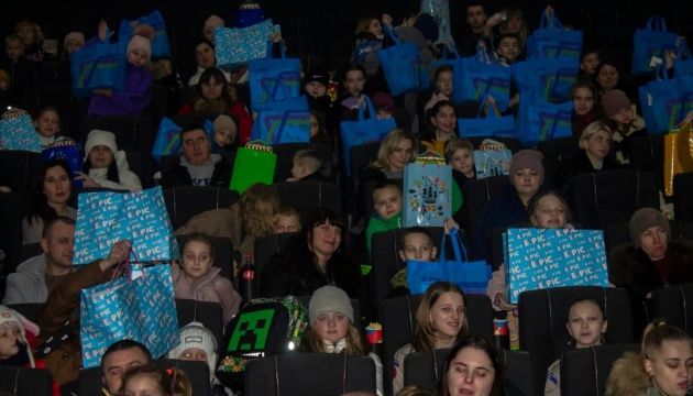 СУМівці з різних країн передали дітям в Україні різдвяні подарунки - 146130 СУМівці з різних країн передали дітям в Україні різдвяні подарунки - фото 146130