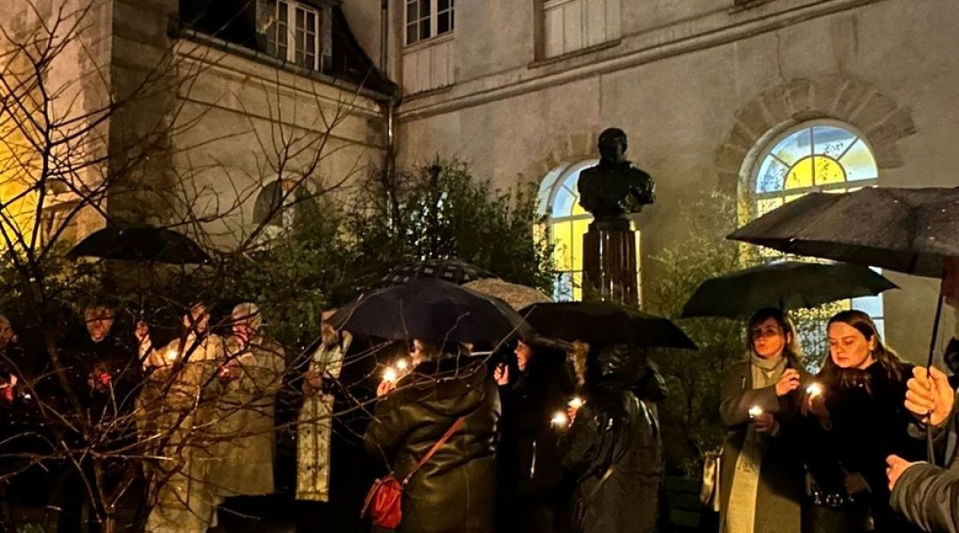 У Парижі відзначили День Соборності Літургією та живим ланцюгом - 146387 У Парижі відзначили День Соборності Літургією та живим ланцюгом - фото 146387