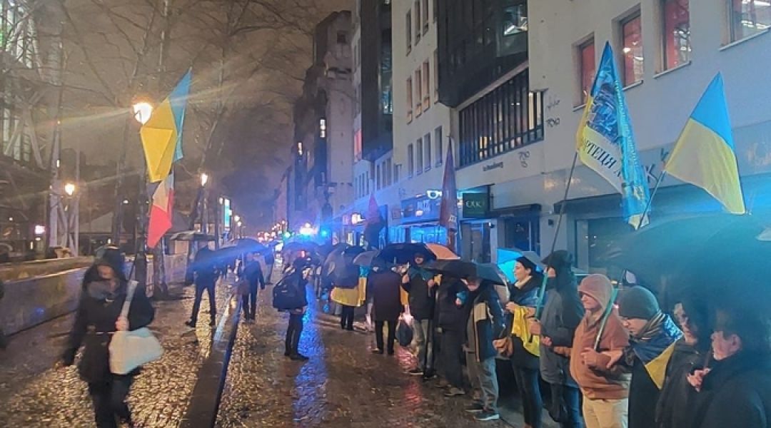 У Парижі відзначили День Соборності Літургією та живим ланцюгом - 146388 У Парижі відзначили День Соборності Літургією та живим ланцюгом - фото 146388