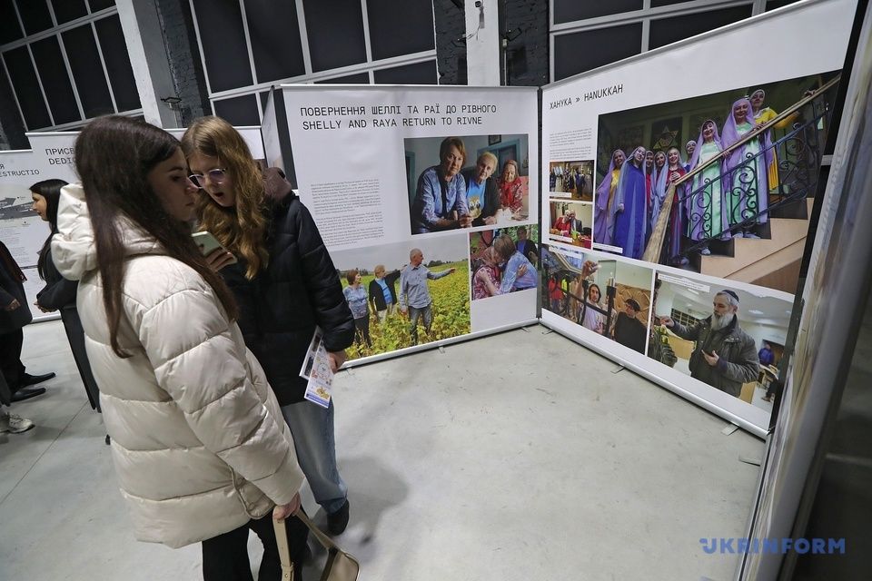 У Києві відкрилася виставка «Українсько-єврейське століття: фотографії та історії 1920–2024» - фото 146550