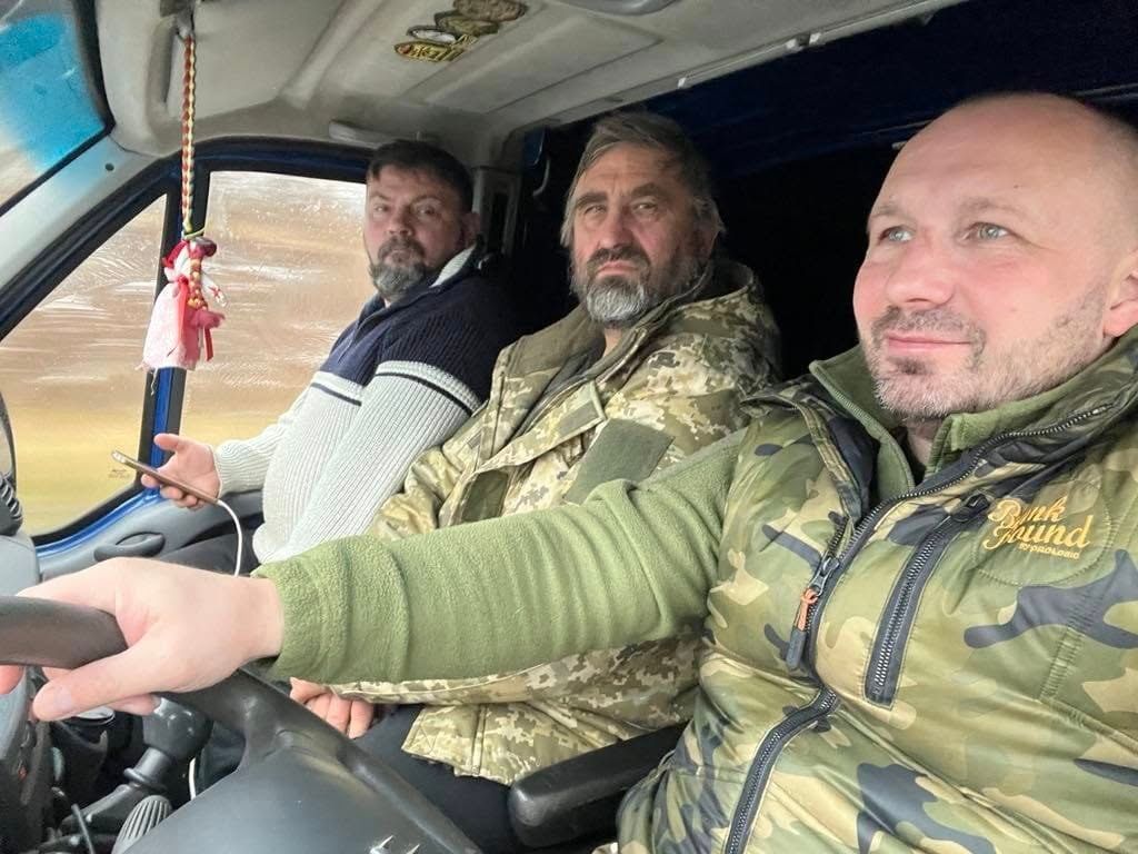 Предстоятель БАПЦ з священником ПЦУ та волонтером по дорозі на фронт - 147199 Предстоятель БАПЦ з священником ПЦУ та волонтером по дорозі на фронт - фото 147199