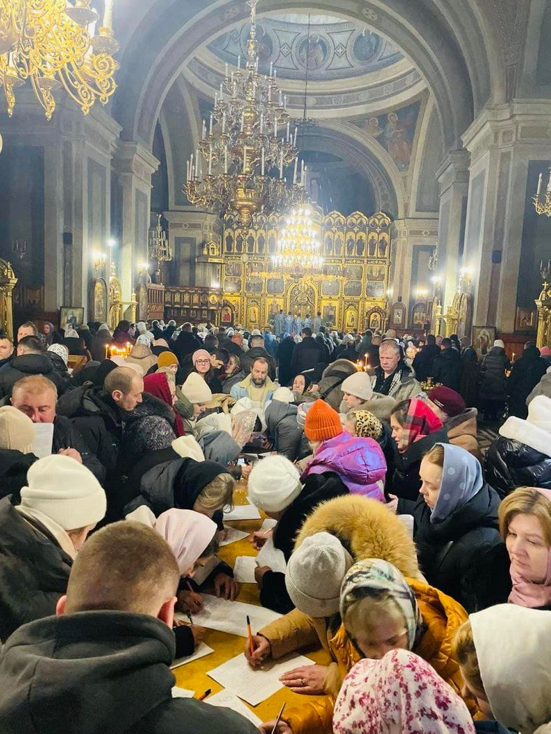 Голосування за збереження парафії Свято-Духівського кафедрального собору в УПЦ, Чернівці, 16 лютого 2025 рік. - фото 147513