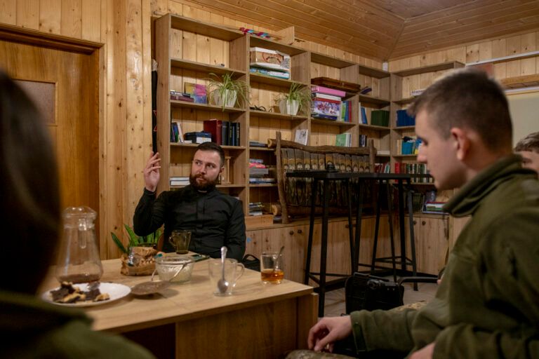 Лейтмотиви військового капелана. Історія отця Романа Ментуха - 148117 Лейтмотиви військового капелана. Історія отця Романа Ментуха - фото 148117