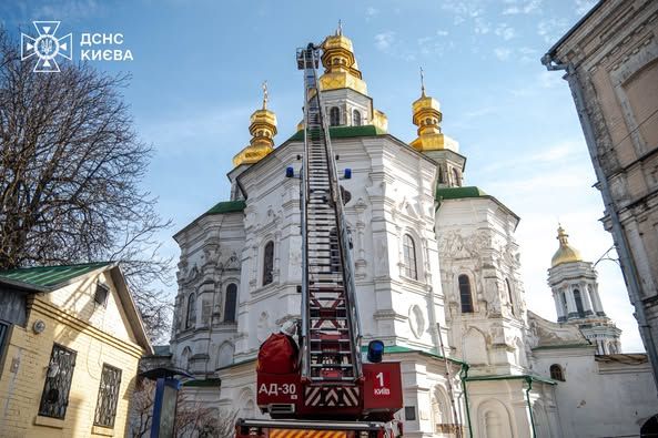 У Києві на куполі одного з храмів  Києво-Печерської лаври частково завалився хрест, його демонтували - фото 148369