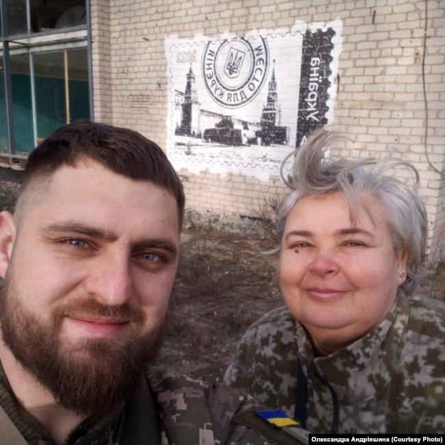Капеланка Олександра Андріяшина зі своїм командиром Олександром Данилюком. Харківщина, 2022 рік - фото 148437