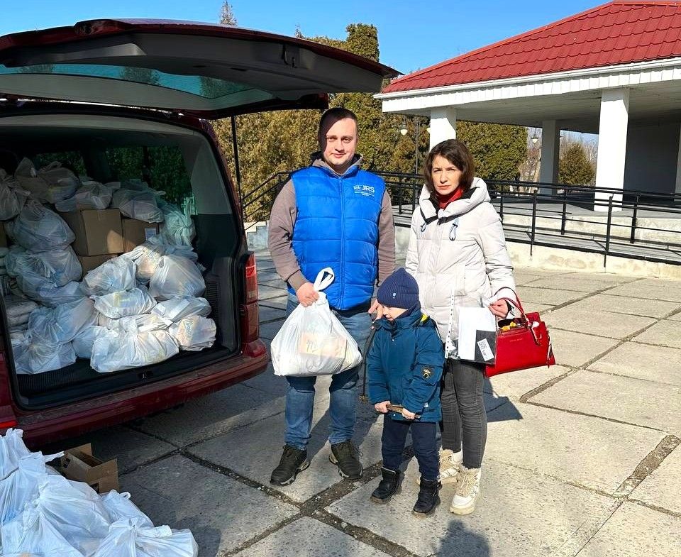 Роздача гуманітарної допомоги вимушеним переселенцям - фото 148670