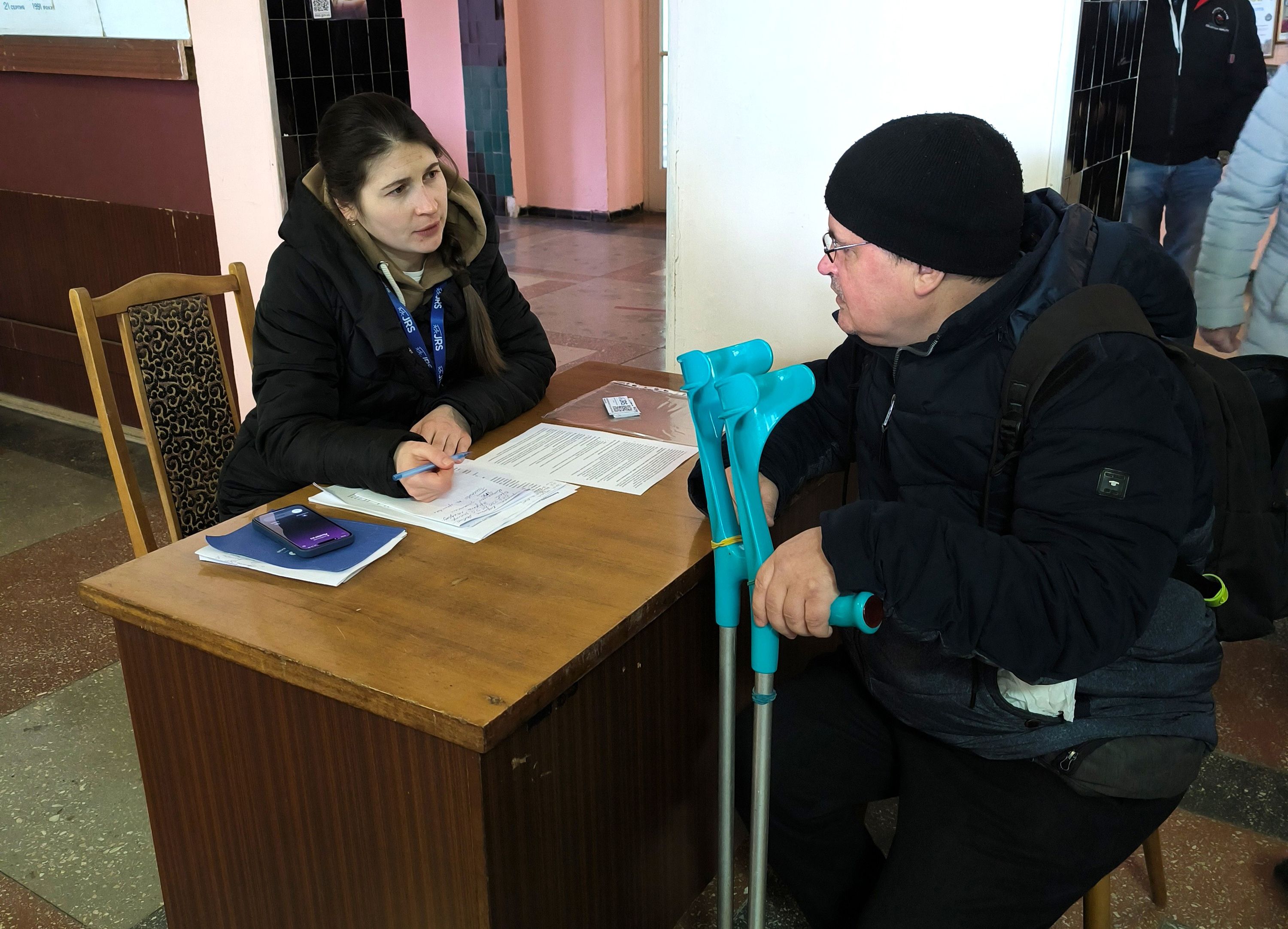 Консультація юриста JRS під час роздачі гуманітарної допомоги в Новому роздолі - фото 148672