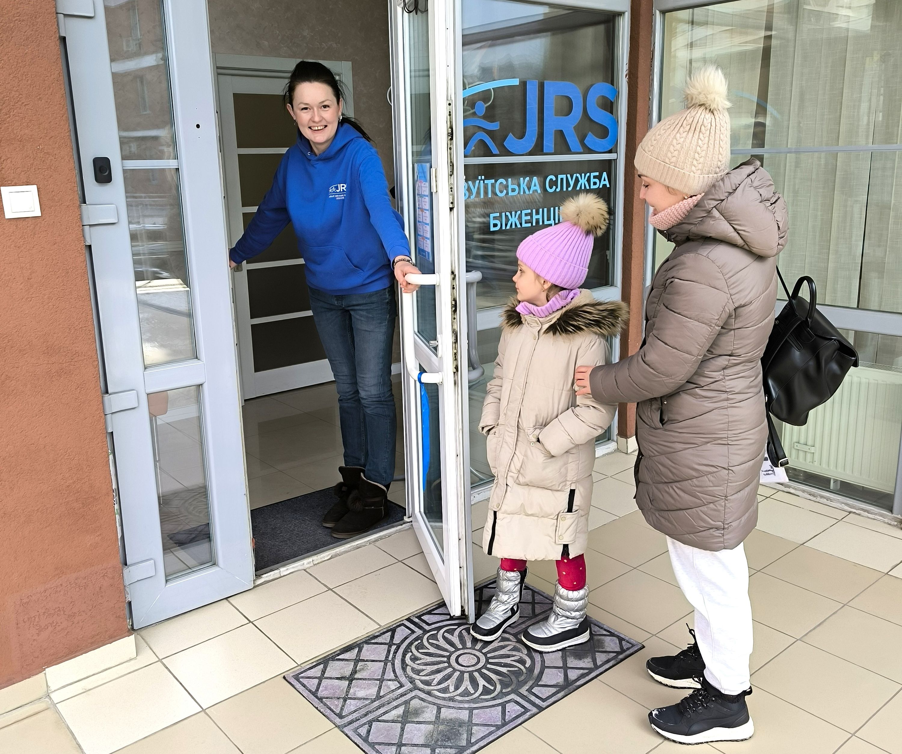 Діти приходять на заняття до офісу JRS - фото 148673
