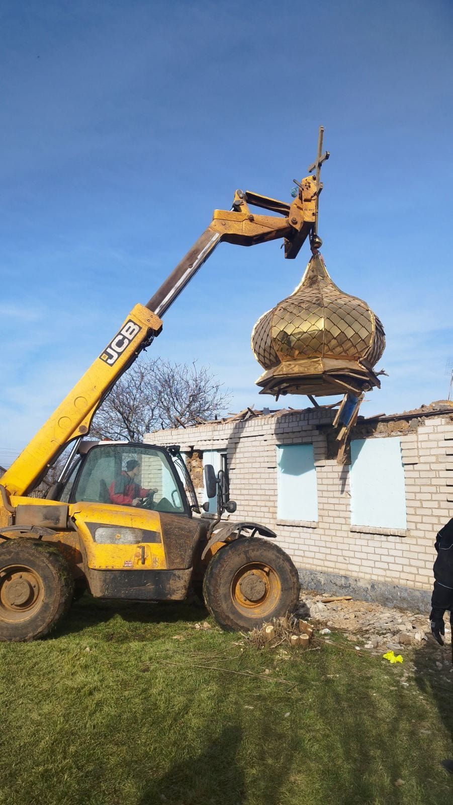 Робоча бригада витягує церковний купол із руїн - 148721 Робоча бригада витягує церковний купол із руїн - фото 148721