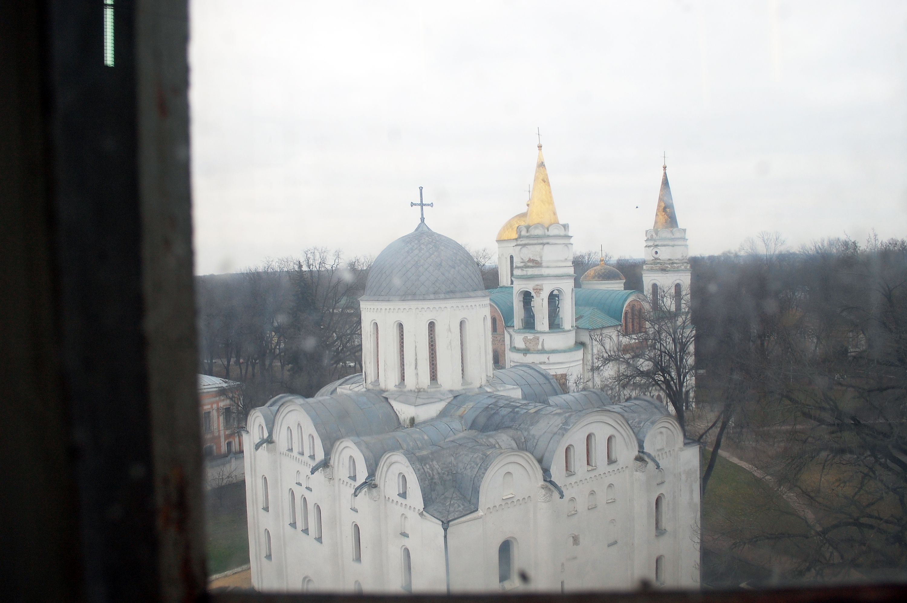 Вид із вікна дзвінниці на Борисо-Глібський і Спасо-Преображенський храми - фото 148933