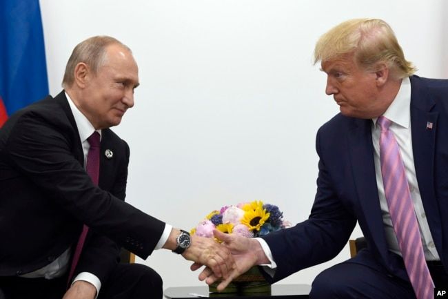 Володимир Путін та Дональд Трамп під час саміту «Великої двадцятки» в Осаці, Японія, 28 червня 2019 року - 149149 Володимир Путін та Дональд Трамп під час саміту «Великої двадцятки» в Осаці, Японія, 28 червня 2019 року - фото 149149