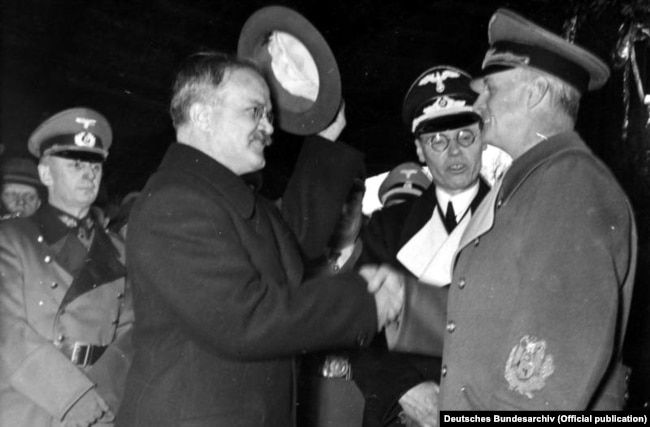 Міністр закордонних справ СРСР В'ячеслав Молотов (ліворуч) і міністр закордонних справ Німеччини Йоахім фон Ріббентроп (праворуч). Берлін, 14 листопада 1940 року. Пакт Молотова-Ріббентропа був підписаний 23 серпня 1939 року у Москві - 149150 Міністр закордонних справ СРСР В'ячеслав Молотов (ліворуч) і міністр закордонних справ Німеччини Йоахім фон Ріббентроп (праворуч). Берлін, 14 листопада 1940 року. Пакт Молотова-Ріббентропа був підписаний 23 серпня 1939 року у Москві - фото 149150