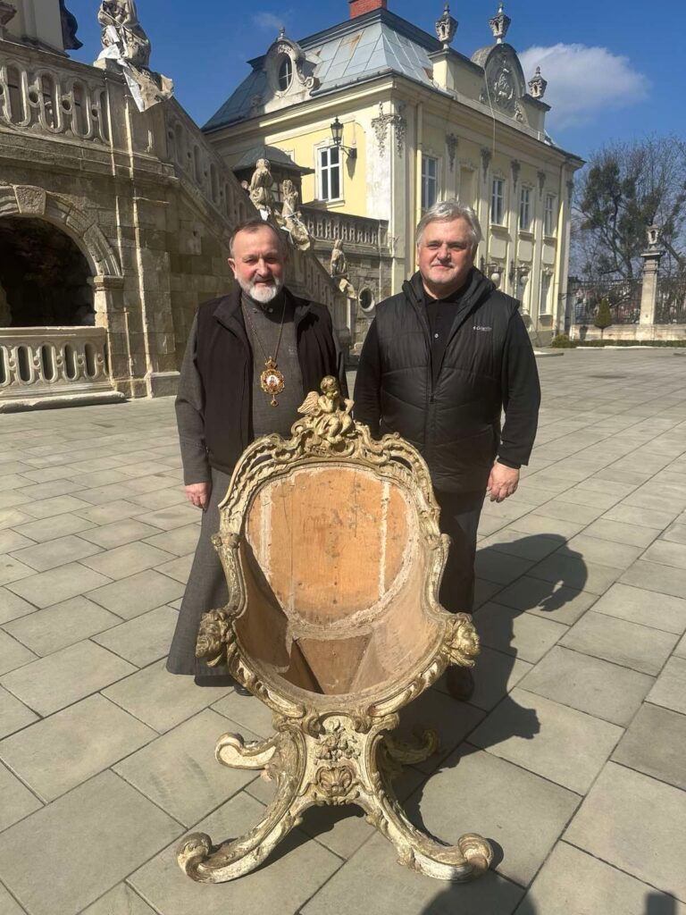 Stolen 'Sheptytsky chair' returned to Ukraine - фото 149361